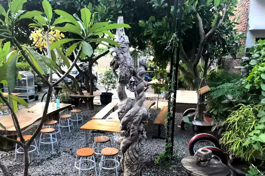 Read Cafe, salah satu kedai kopi di Kediri dengan nuansa vintage.