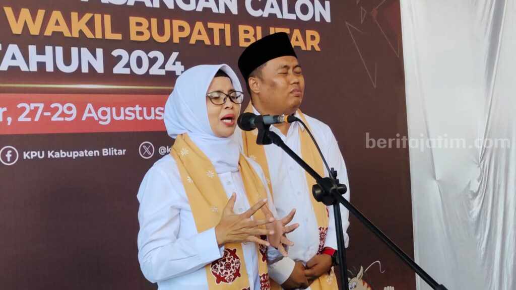 Rini Syarifah saat hendak mendaftar ke KPU sebagai Calon Bupati Blitar di Pilkada 2024. (foto : Winanto/beritajatim.com)
