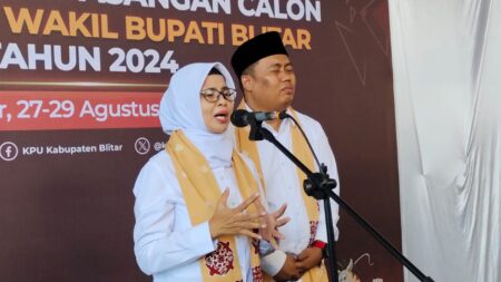 Rini Syarifah saat hendak mendaftar ke KPU sebagai Calon Bupati Blitar di Pilkada 2024. (foto : Winanto/beritajatim.com)