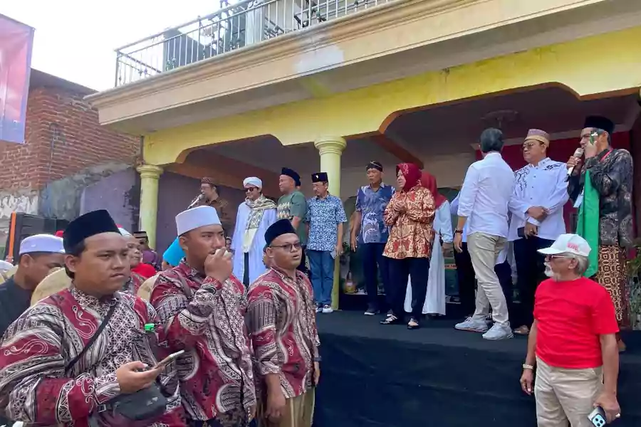 Risma bersama warga Surabaya memperingati Maulid Nabi (Rama Indra/Beritajatim.com)