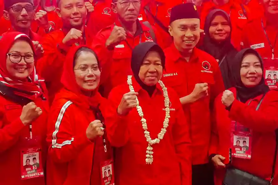 Calon Gubernur Jawa Timur Tri Rismaharini bersama Sri Untari Sekretaris PDI Perjuangan Jawa Timur(Rama Indra/Beritajatim.com)