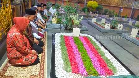Risma Ziarah ke Makam Pendiri NU dan Nenek Moyangnya di Tebuireng Jombang foto beritajatim