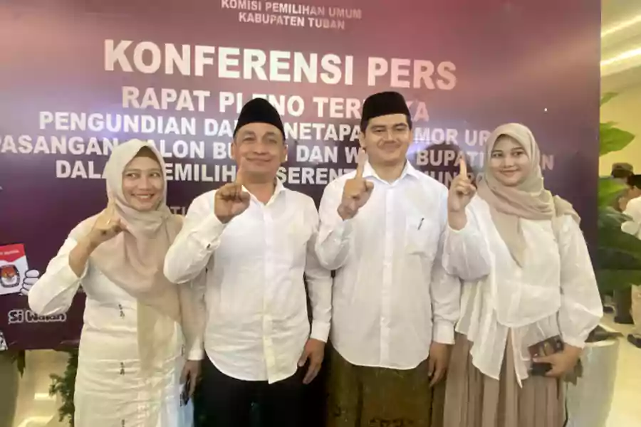 Paslon Riyadi-Wafi usai mendapatkan nomor urut 1 dalam pengundian nomor urut di Pilkada Serentak 2024. [Foto: Diah Ayu/Beritajatim.com]