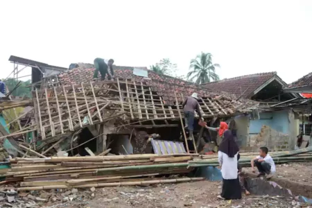 Mensos Instruksikan Tangani Cepat korban Gempa Pulau Morotai Kondisi bangunan yang roboh usai gempa di Pulau Morotai.