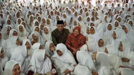 Ribuan Santri Jombang Doakan Risma-Gus Hans Pimpin Jatim foto beritajatim