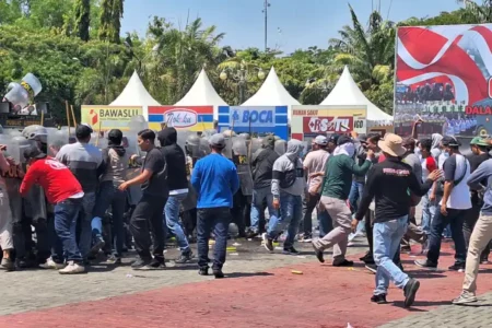 Kerusuhan di Alun-alun Lamongan, Massa Sandera Sekda foto berita jatim