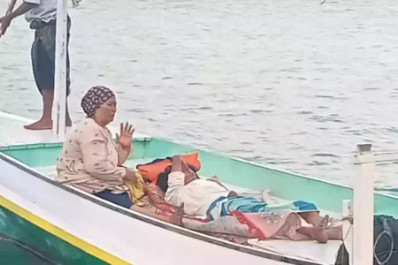 Kondisi pasien stroke di atas perahu nelayan Pulau Bawean (Foto: Ist)