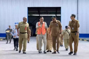 Pj Wali Kota Malang Yakin LSDP Jadi Solusi Pengolahan Sampah Pj Wali Kota Malang, Iwan Kurniawan saat di TPA Supit Urang. (Prokopim Pemkot Malang)