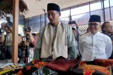Sandiaga Uno Tutup Santri Digitalpreneur di Ponpes Banyuwangi Menparekraf Sandiaga Salahuddin Uno saat menghadiri penutupan program Santri Digitalpreneur Indonesia 2024 di Ponpes Mabadiul Ihsan Banyuwangi.
