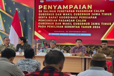 Komisioner KPU Jatim saat Rapat Pleno Penetapan Paslon