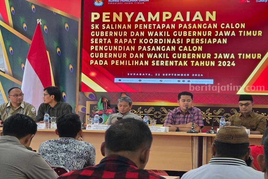 Komisioner KPU Jatim saat Rapat Pleno Penetapan Paslon