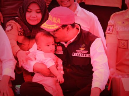 Menteri Sosial, Gus Ipul (Saifullah Yusuf) bersama bayi korban gempa di Bandung