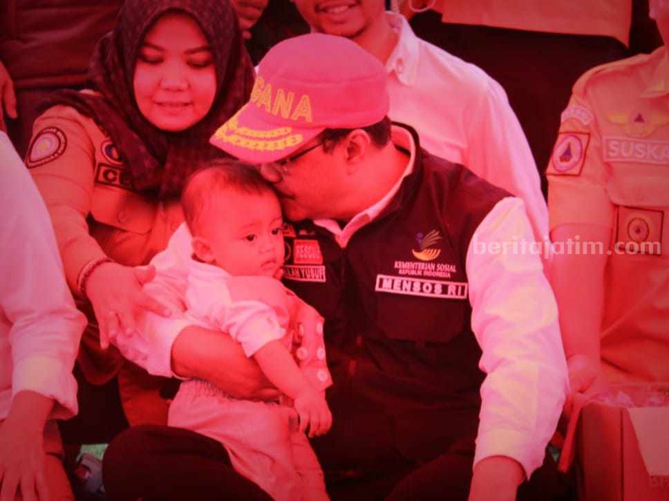 Menteri Sosial, Gus Ipul (Saifullah Yusuf) bersama bayi korban gempa di Bandung