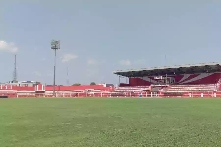 Lapangan Stadion Soepriadi Blitar usai dilakukan perbaikan, Sabtu (14/9/2024). (Foto: Winanto/Beritajatim.com)