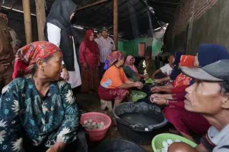 Rumah Produksi Telur Asin Banyuwangi Berdayakan Lansia foto berita jatim