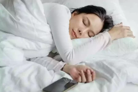 Ilustrasi dampak tidur dengan lampu menyala. (Ketut Subiyanto/pexels.com)