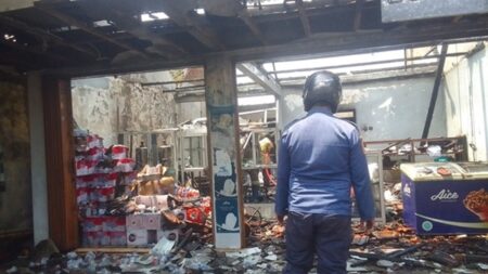Toko di Jombang Terbakar, Satu Orang Terluka foto beritajatim