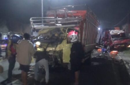 Truk Muat Ayam Tabrakan dengan Tronton di Jombang, Sopir Terjepit foto beritajatim