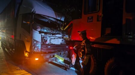 Sopir Mengantuk, Truk Boks Muat Paketan Tabrak Crane di Tol Jombang foto beritajatim