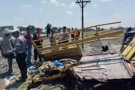 Kondisi truk muatan garam yang tertabrak KA Argo Semeru di Desa Keraswetan, Geneng, Ngawi, Sabtu (07/09/2024).