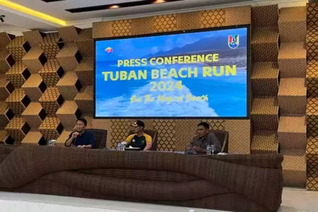 Bupati Tuban Aditya Halindra Faridzky bersama Kepala Dinas Kebudayaan, Kepemudaan dan Olahraga serta Pariwisata (Disbudporapar) Tuban. [Foto: Diah Ayu/beritajatim.com]