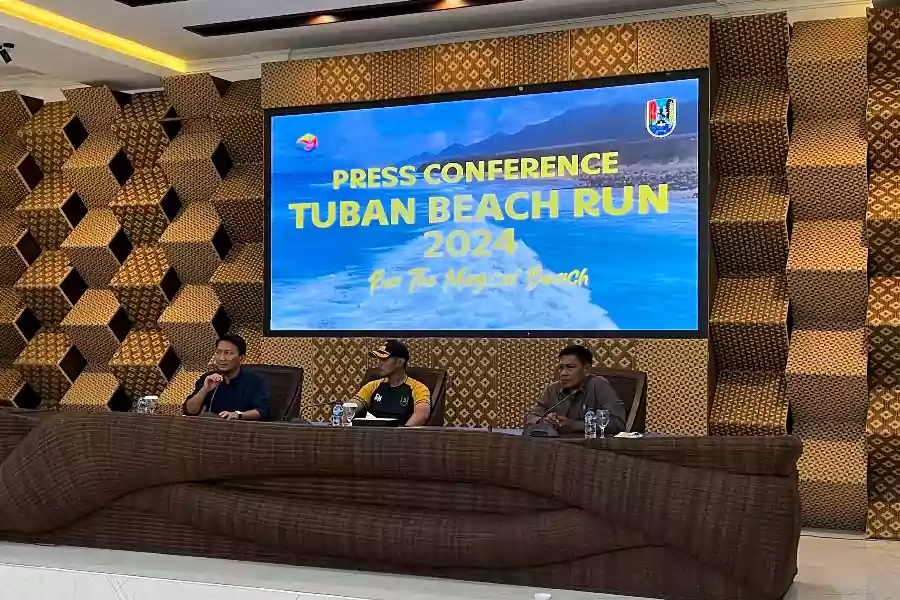 Bupati Tuban Aditya Halindra Faridzky bersama Kepala Dinas Kebudayaan, Kepemudaan dan Olahraga serta Pariwisata (Disbudporapar) Tuban. [Foto: Diah Ayu/beritajatim.com]
