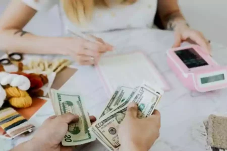 Tips Kelola Keuangan Pernikahan untuk Jaga Stabilitas Finansial Keluarga Ilustrasi perencanaan keuangan pernikahan. (Pexels/Karolina Kaboompics)