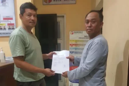 Warga Kota Blitar Laporkan Temuan Nasi Kotak Ibin-Elim ke Bawaslu foto berita jatim