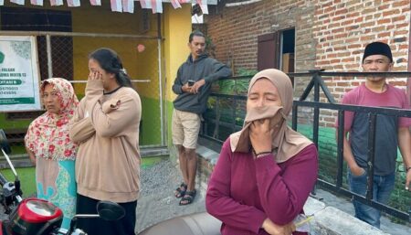 Ekspresi shock warga sekitar rumah saat mengetahui ada pembunuhan
