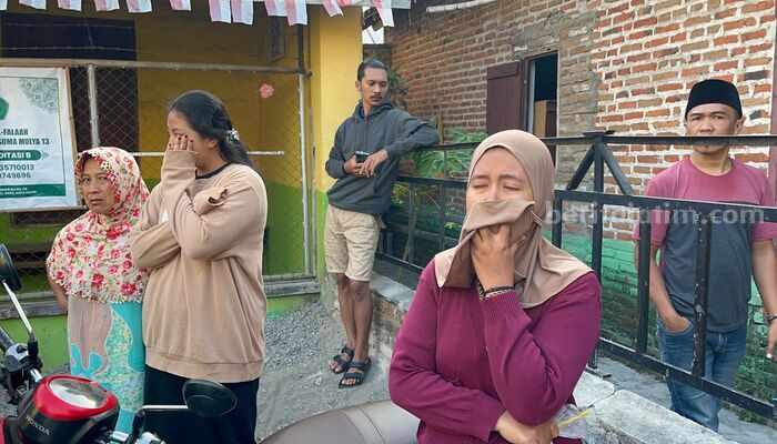 Ekspresi shock warga sekitar rumah saat mengetahui ada pembunuhan