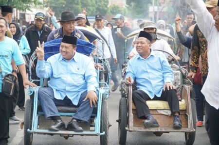 Naik Becak Berkeliling Pasar, Warsubi-Salman Interaksi Langsung dengan Masyarakat Ngoro Jombang foto beritajatim
