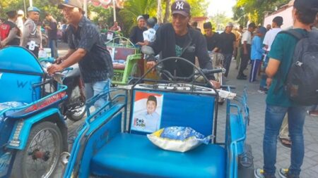 Gambar Warsubi Ditempel di Ribuan Becak, Bawaslu Jombang: Belum Ditetapkan Sebagai Calon foto beritajatim