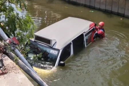 Kronologi Feeder Wira Wiri Nyemplung ke Sungai di Surabaya foto berita jatim