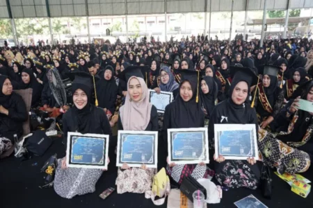 Bangganya Ribuan Orang Tua di Banyuwangi Diwisuda wisuda banyuwangi