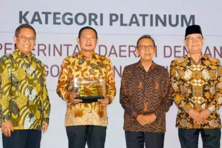 Bupati Lamongan, Yuhronur Efendi, menerima penghargaan Pandu Negeri tahun 2024 dari Indonesian Institute for Public Governance (IIPG), Kamis (5/9/2024).
