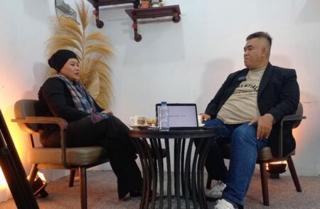 Luluk Nur Hamidah ketika berkunjung di kantor redaksi beritajatim.com. (Foto: Chusnul Awalia Rahmah)