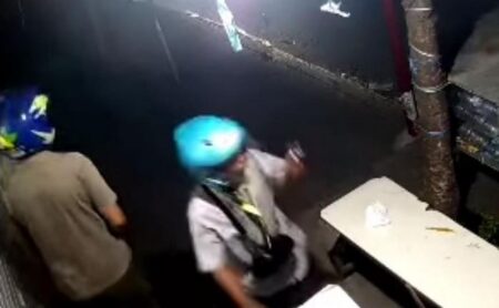 2 Pemuda Terekam Kamera Hendak Bobol Toko Kelontong di Bangkalan