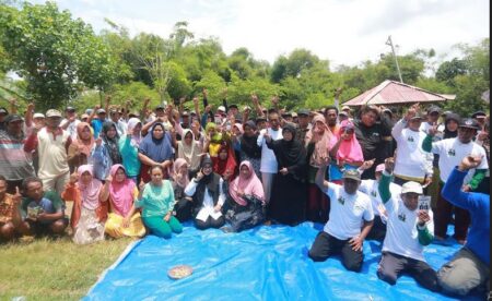 Kampanye Ala Ipuk Fiestiandani, Lesehan di Atas Terpal Bareng Nelayan Blimbingsari