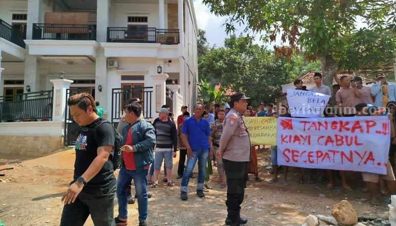 Diduga Kiai Cabul, Pondok Pesantren di Bangkalan Didemo Warga