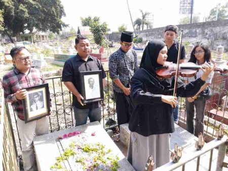 Pemuda di Tulungagung Mainkan Biola di Makam Guru Musik WR Supratman, Peringati Sumpah Pemuda