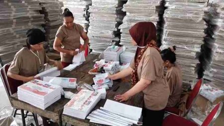 Tahap Sortir dan Lipat, KPU Tulungagung Temukan Puluhan Surat Suara Rusak