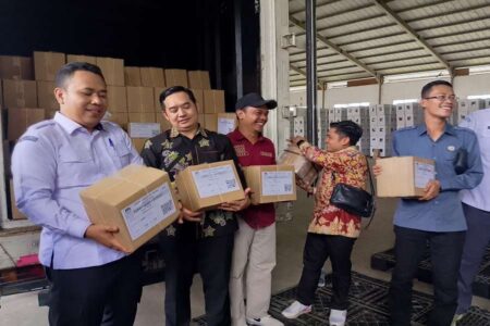 KPU Lakukan Sortir Surat Suara Pilkada Probolinggo KPU Lakukan Sortir Surat Suara Pilkada Probolinggo