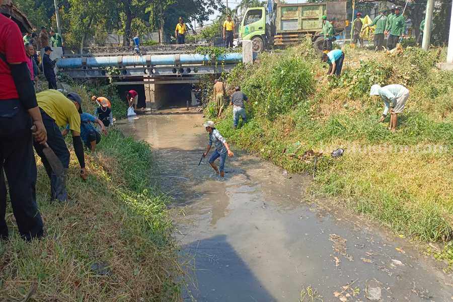 Antisipasi Banjir, Ratusan Warga Gotong Royong Bersihkan Sungai Wrati Pasuruan
