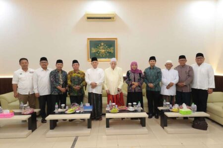 Silaturahmi dengan PWNU Jatim, Khofifah: Kami Tak Bahas Politik Khofifah-Emil, Ketua PWNU Jatim KH Abdul Hakim Mahfudz (Gus Kikin), serta sejumlah pengurus NU.