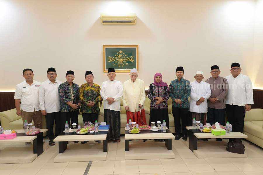 Khofifah-Emil, Ketua PWNU Jatim KH Abdul Hakim Mahfudz (Gus Kikin), serta sejumlah pengurus NU.