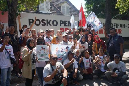 Tim Pemenangan Khofifah-Emil Berbagi 2000 Nasi Bungkus untuk Masyarakat