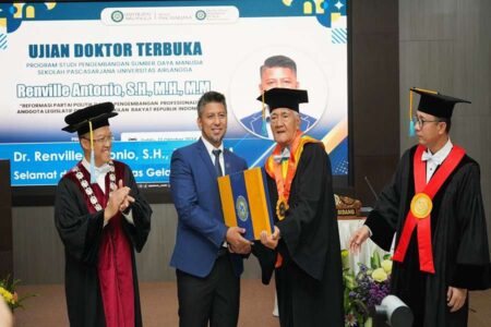 Bendahara Demokrat Renville Antonio Raih Gelar Doktor dari Unair