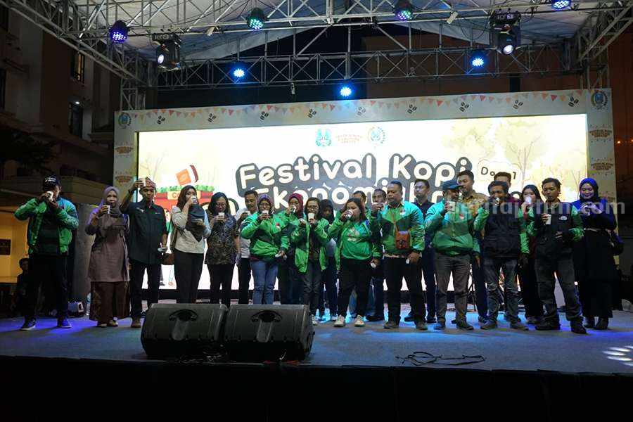 Festival Kopi Jawa Timur di Alun-alun Surabaya dibuka malam ini.