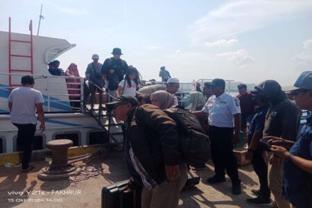 Infrastruktur moda penyeberangan menuju Pulau Bawean.