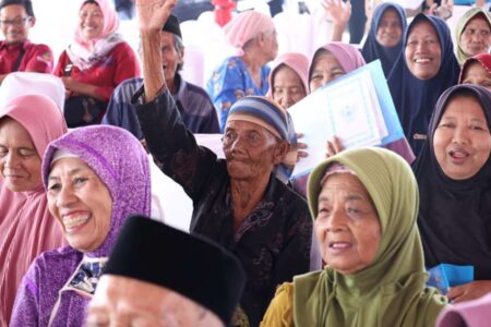 Lima Tahun Terakhir, 603.290 Warga Jatim Mentas dari Kemiskinan Warga masyarakat Jatim mendapat bantuan pemerintah provinsi